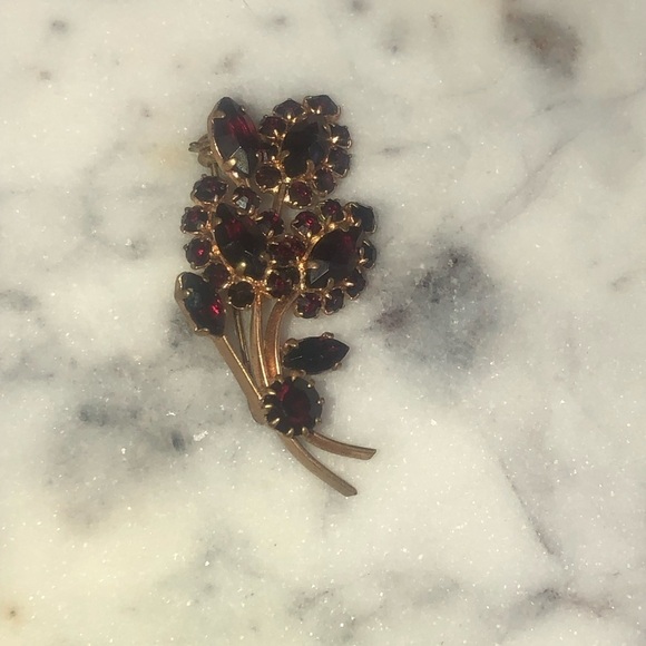 𝅺vtg ‘Juliana’ Style Ruby Red Crystal Rhinestone Brooch - Picture 2 of 3